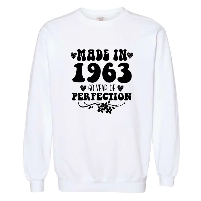 60 Year Old Made In 1963 Floral 60th Birthday Gifts Garment-Dyed Sweatshirt