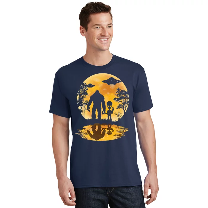 Alien Bigfoot Moon Sasquatch UFO Extraterrestria T-Shirt