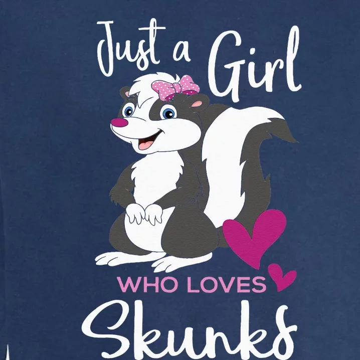 A Girl Who Loves Skunks Skunk Lover Zookeeper Zoologist Garment-Dyed Sweatshirt