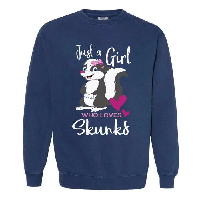 A Girl Who Loves Skunks Skunk Lover Zookeeper Zoologist Garment-Dyed Sweatshirt