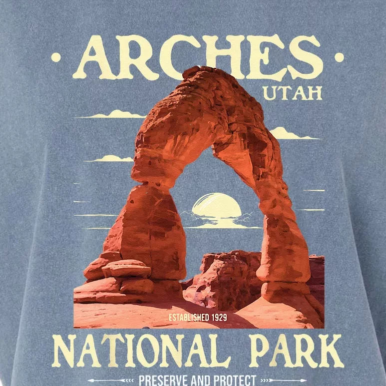 Arches National Park Retro Hiking & Camping Lover Garment-Dyed Women's Muscle Tee