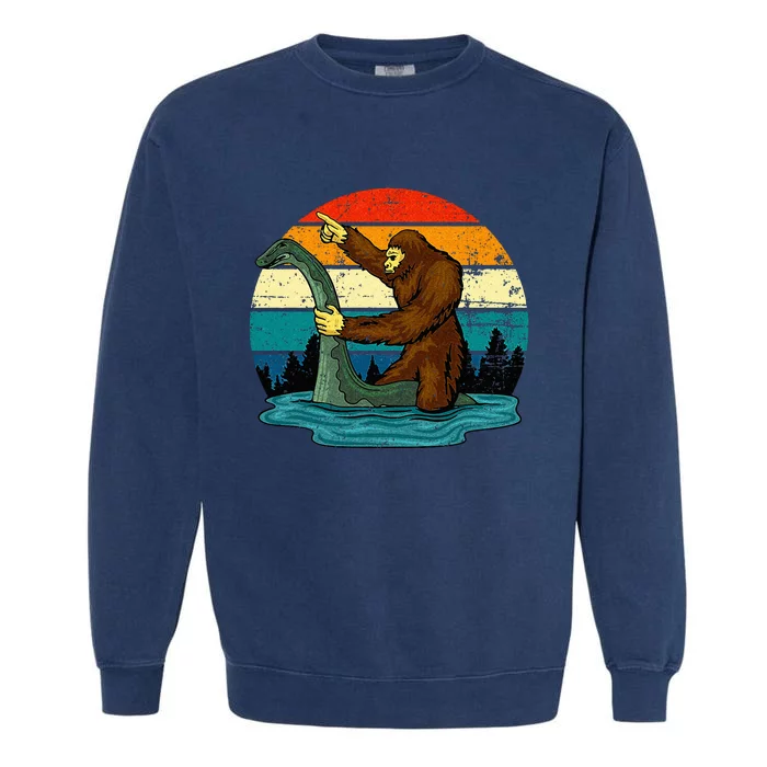 Bigfoot Bigfoot Lover Tee Retro Mythical Creatures Garment-Dyed Sweatshirt