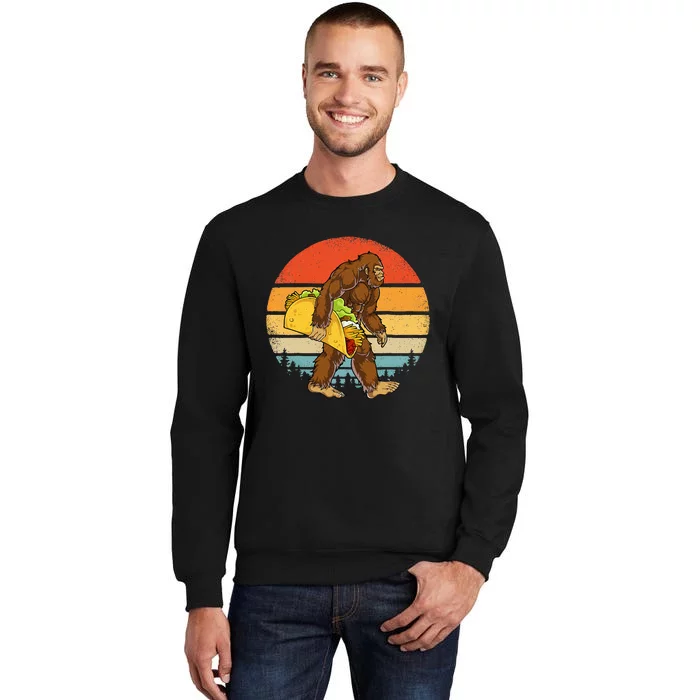 Bigfoot Carrying Taco Funny Cinco De Mayo Men Sasquatch Sweatshirt