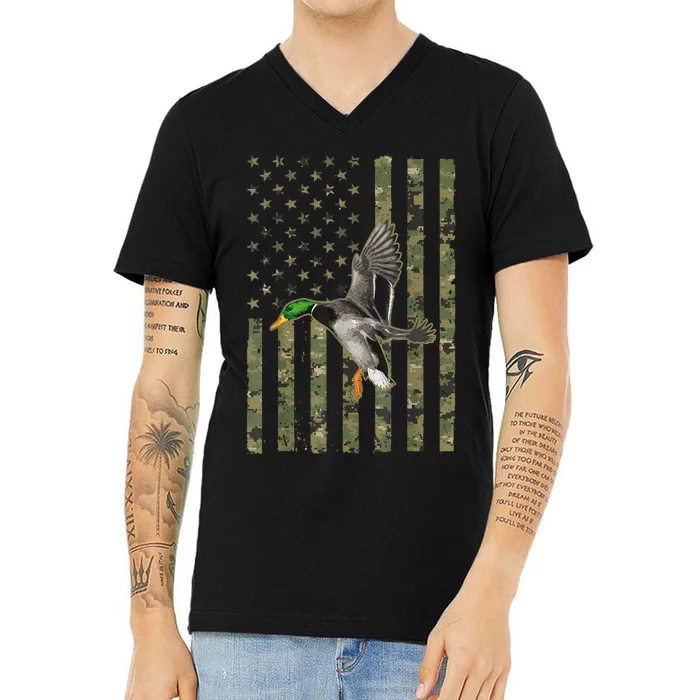 Camo American Flag Duck Hunting Goose Hunt Duck Hunter Gift V-Neck T-Shirt