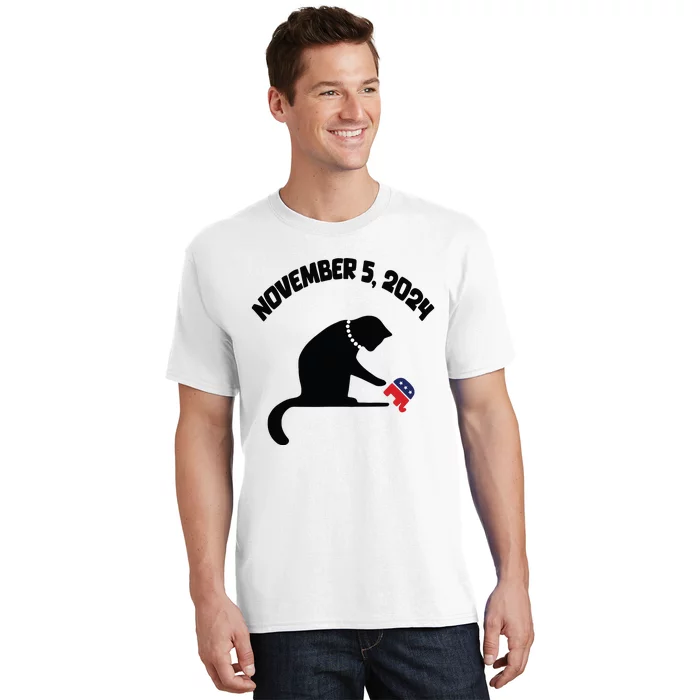 Cat Ladies For Kamala Harris Funny Cat With Pearls T-Shirt