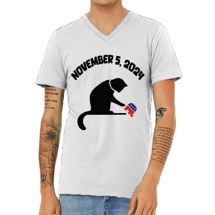 Cat Ladies For Kamala Harris Funny Cat With Pearls V-Neck T-Shirt