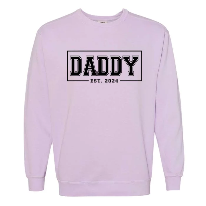 Daddy Est 2024 Promoted To Dad 2024 Pregnancy Announcement Garment-Dyed Sweatshirt