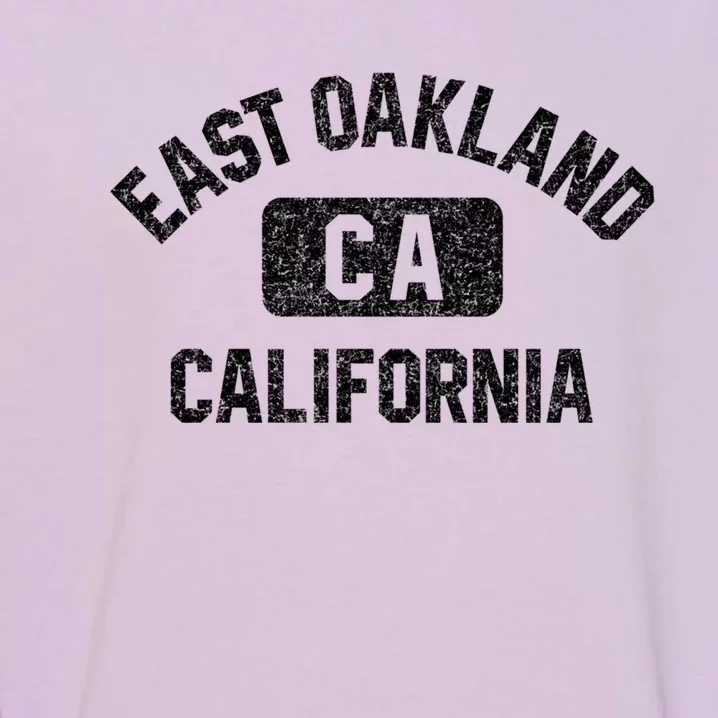 East Oakland Ca California Gym Style Distressed White Print Gift Garment-Dyed Sweatshirt