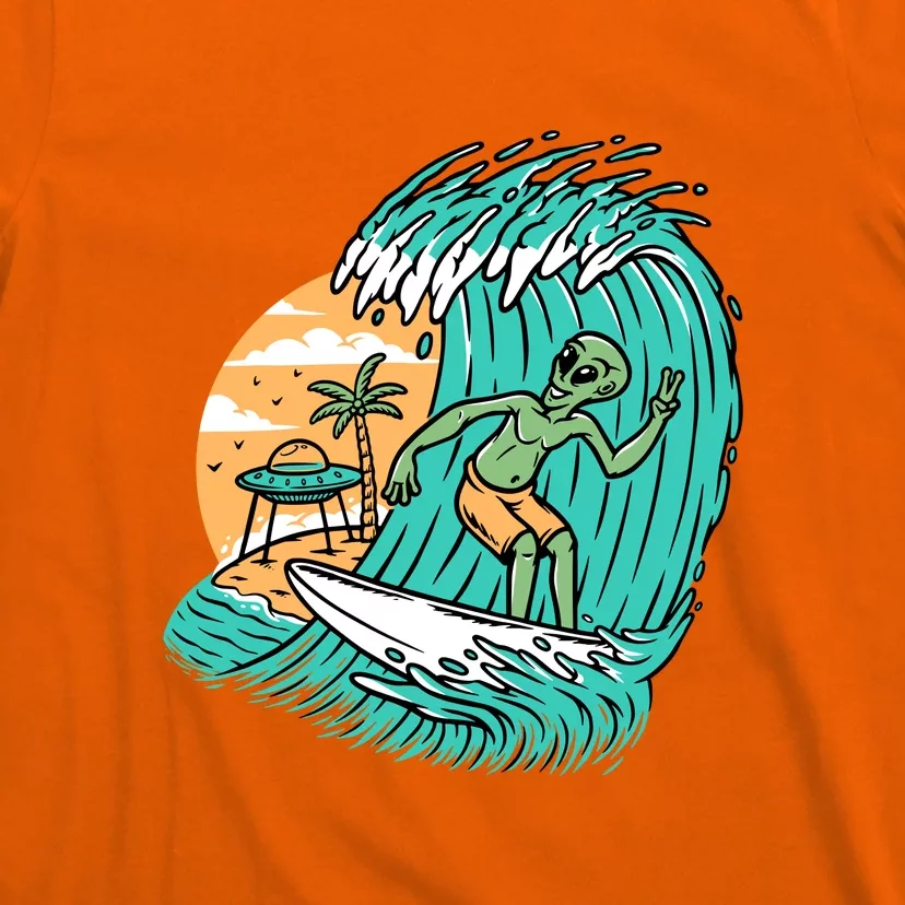 Funny Aliens Surfing On The Beach Holiday T-Shirt