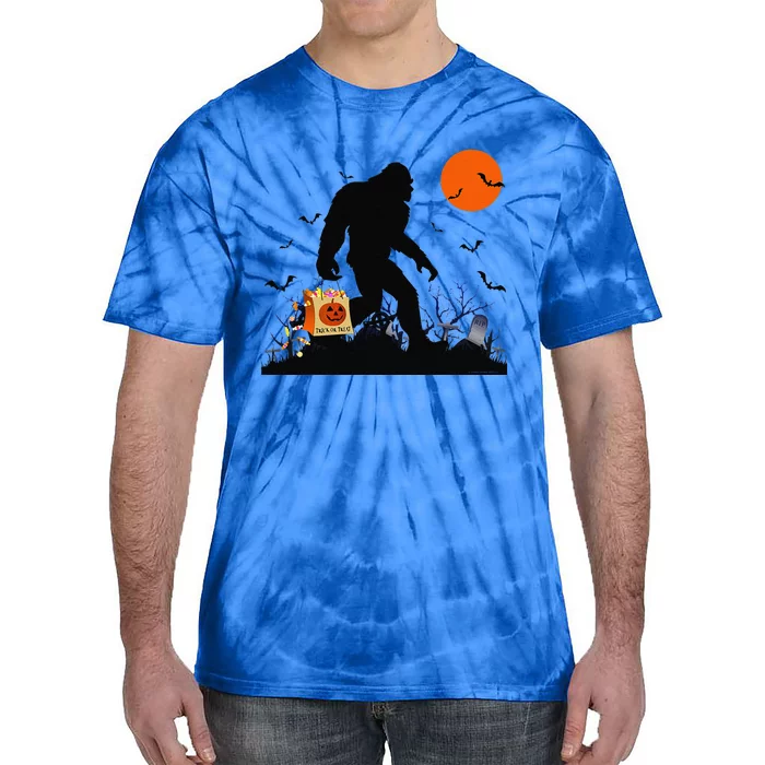 Funny Halloween Bigfoot Trick Or Treating Bigfoot Tie-Dye T-Shirt