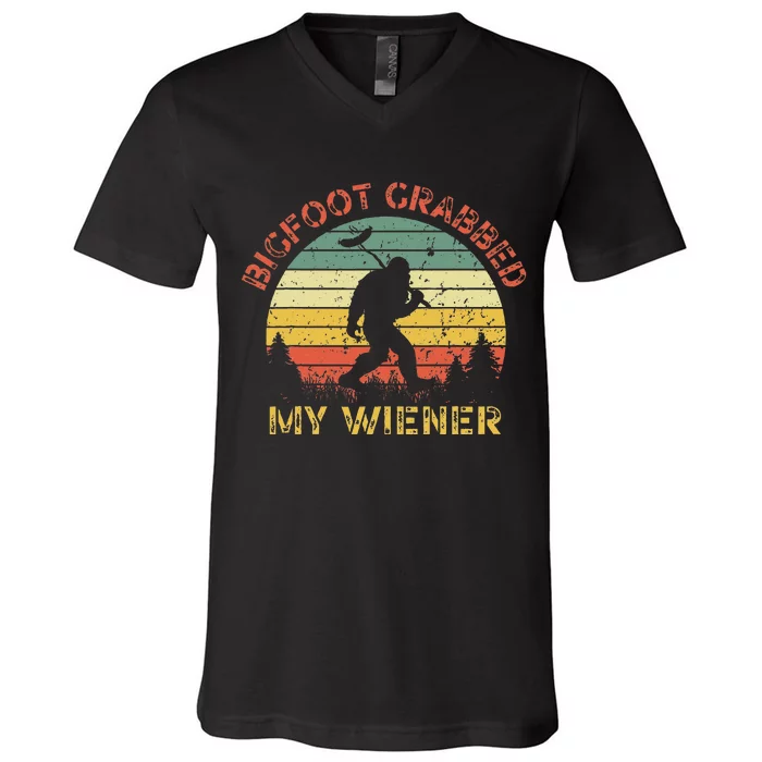 Funny Retro Bigfoot Bigfoot Grabbed My Wiener Design V-Neck T-Shirt