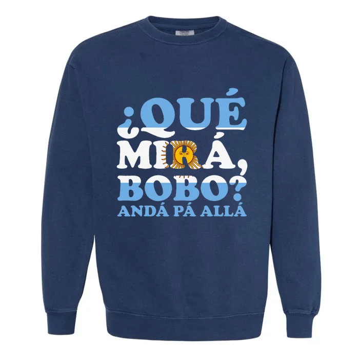 funny saying and viral meme from Argentina Que mira bobo Garment-Dyed Sweatshirt