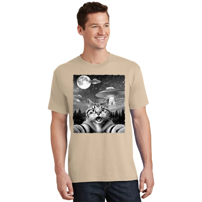 Funny Scared Cat Selfie with UFOs Gift Idea T-Shirt