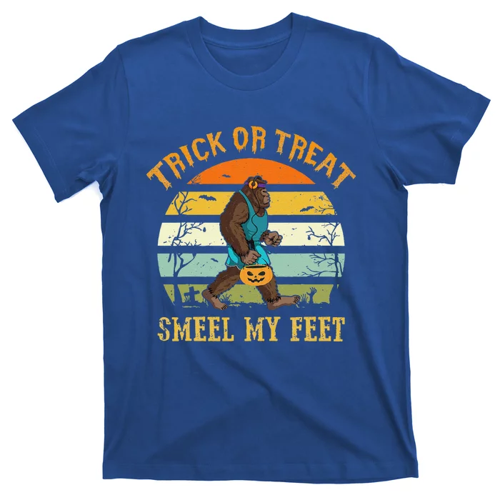 Funny Trick Or Treat Smell My Feet Bigfoot Halloween Vintage T-Shirt