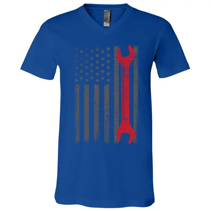 Funny Vintage Mechanic Distressed American Flag Gift Funny Gift V-Neck T-Shirt