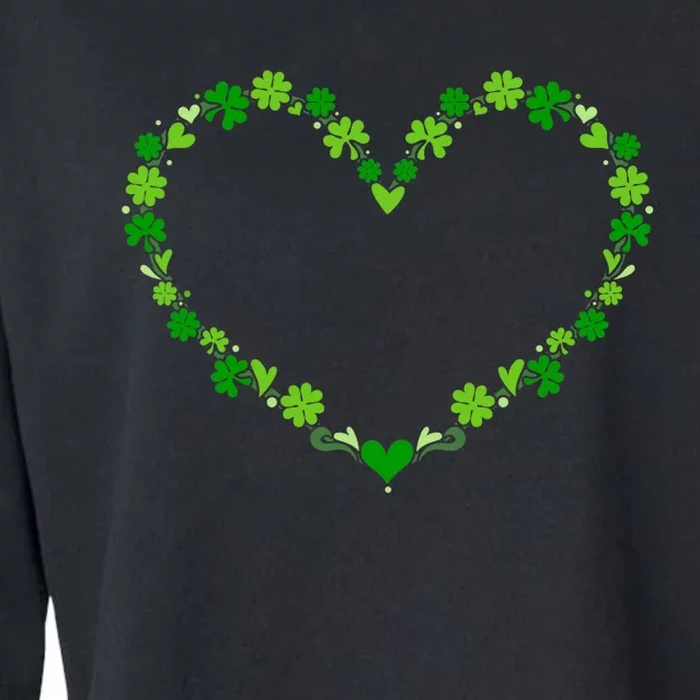 Green shamrock heart for St Patricks day celebration outfit Cropped Pullover Crew