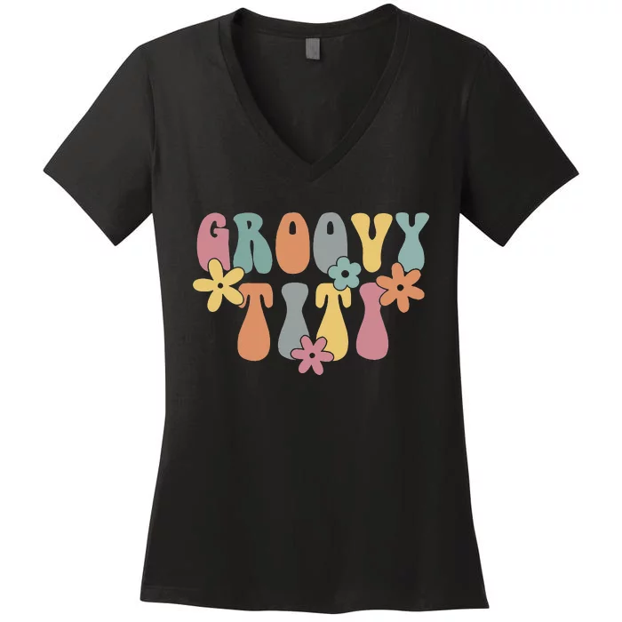 Groovy Titi Retro Auntie Aunt Gift Pregnancy Announcement Women's V-Neck T-Shirt