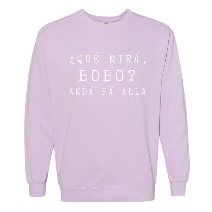 Gracioso Wo Qué Miras Bobo funny Qué Mira Bobo Garment-Dyed Sweatshirt