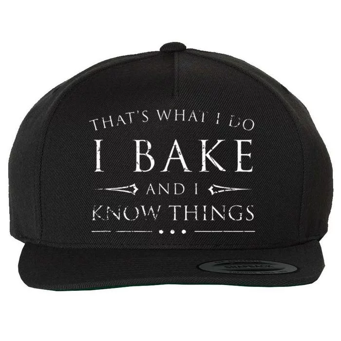 I Bake And I Know Things  Funny Baker Baking Gift Wool Snapback Cap