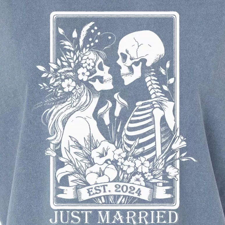 Just Married Est 2024 Halloween Skeleton Couples Garment-Dyed Women's Muscle Tee