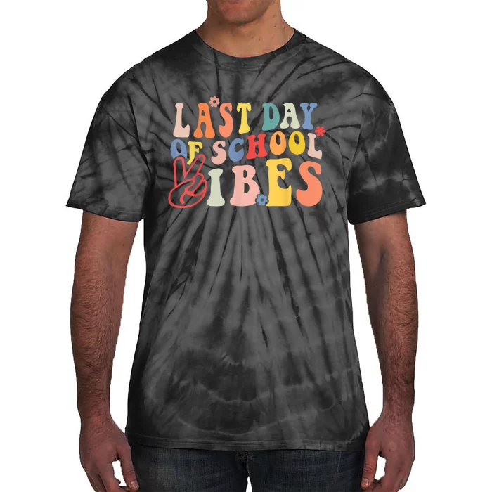 Last Day Of School Vibes Retro Vintage Teacher Graduation Tie-Dye T-Shirt