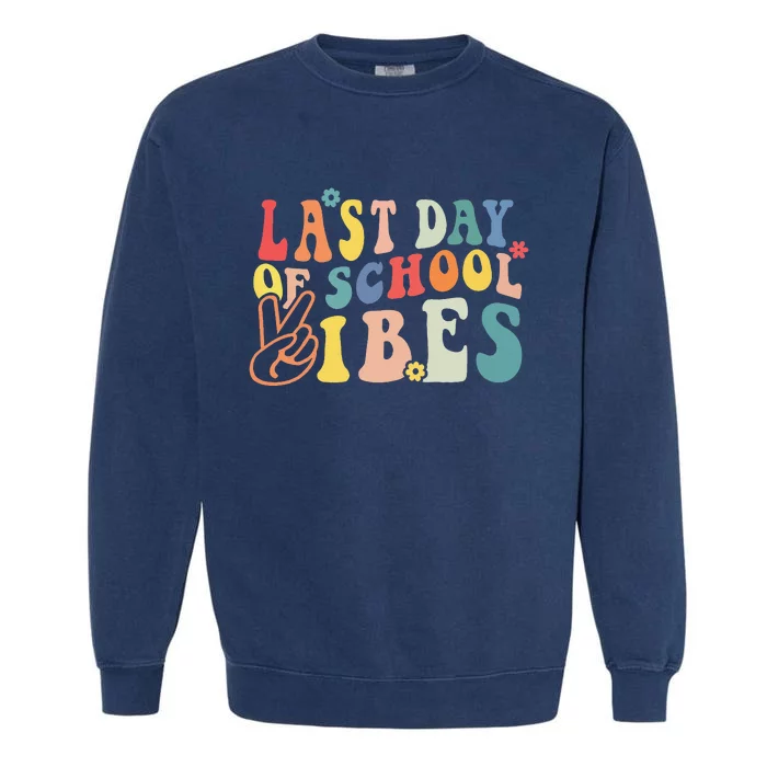 Last Day Of School Vibes Retro Vintage Teacher Graduation Garment-Dyed Sweatshirt