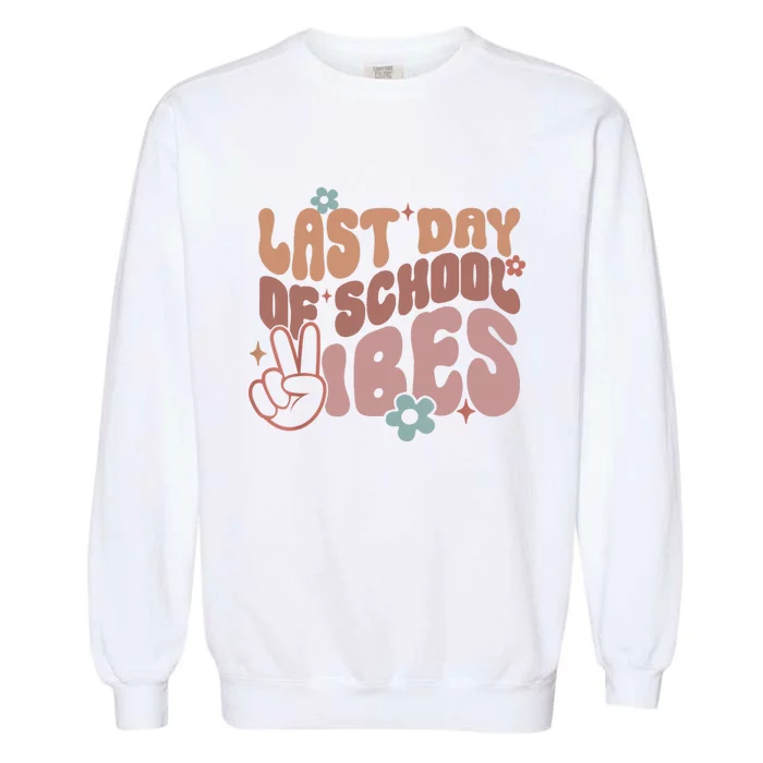 Last Day Of School Vibes, Happy End Of School Hello Summer Garment-Dyed Sweatshirt