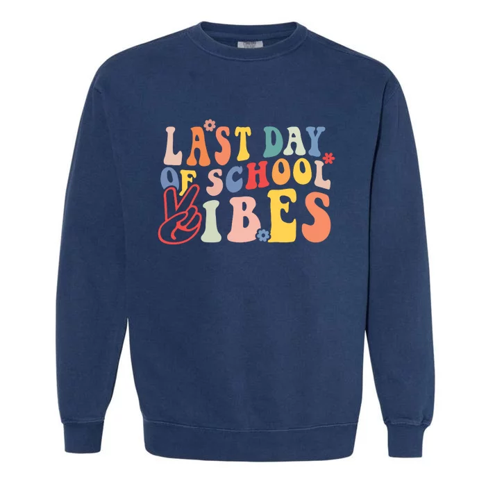 Last Day Of School Vibes Retro Vintage Teacher Graduation Garment-Dyed Sweatshirt