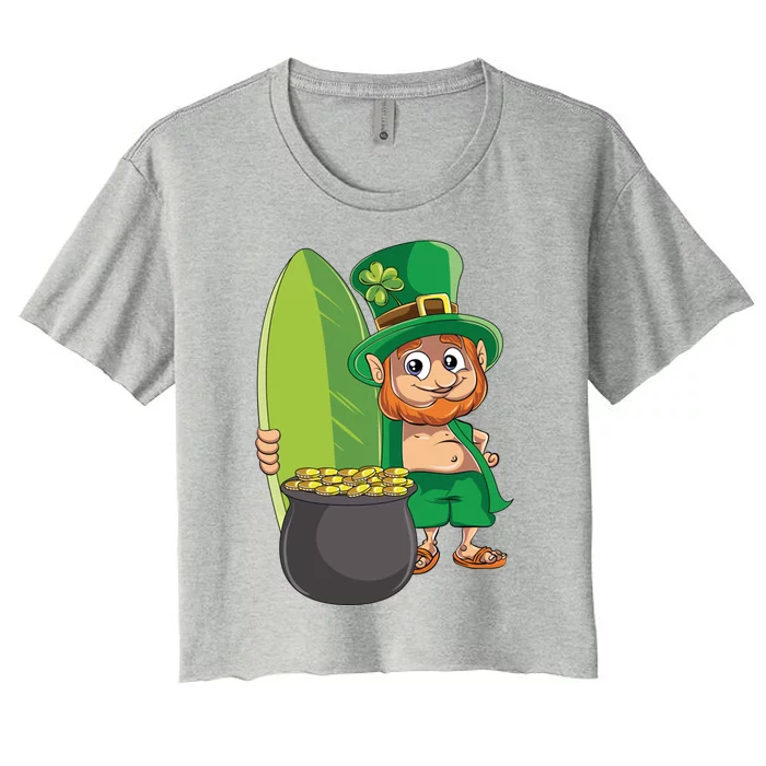 Leprechaun Hawaiian Surfing St Patricks Day Hawaii Aloha Cool Gift Women's Crop Top Tee