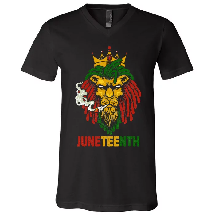 Lion Juneteenth Cool Black History African American Flag V-Neck T-Shirt