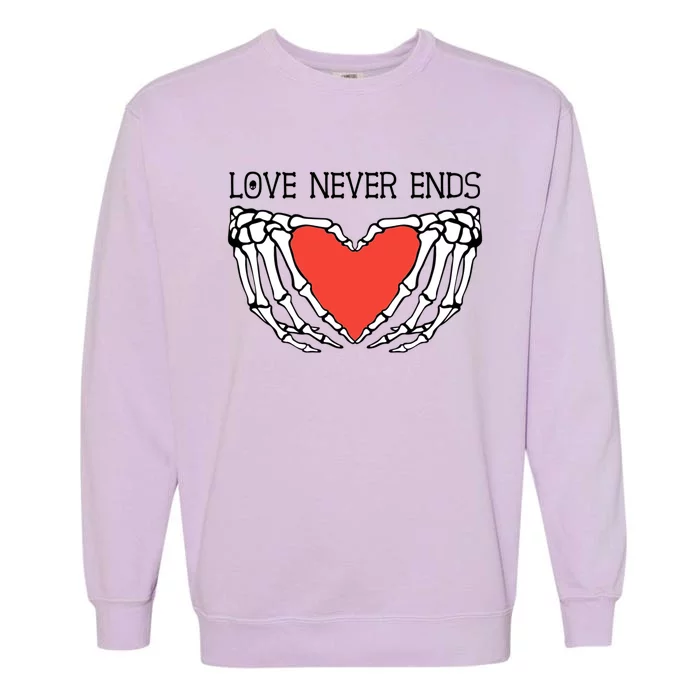 Love Never Ends Love Heart Skeleton Hands Rotic Gothic Gift Garment-Dyed Sweatshirt