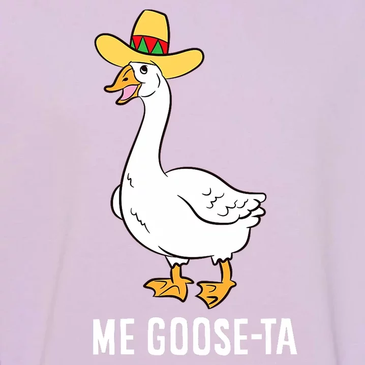 Me Goose Ta Mexican Funny Spanish Goose Pun Garment-Dyed Sweatshirt