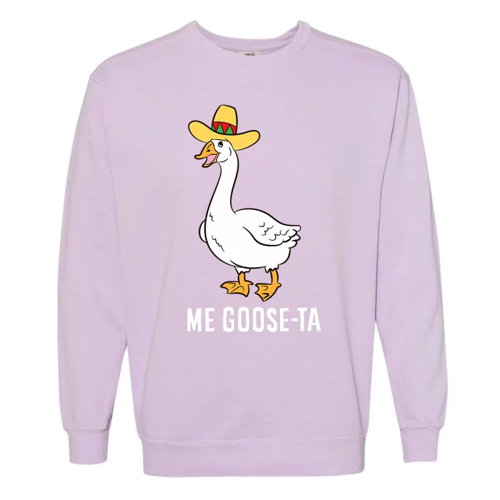 Me Goose Ta Mexican Funny Spanish Goose Pun Garment-Dyed Sweatshirt