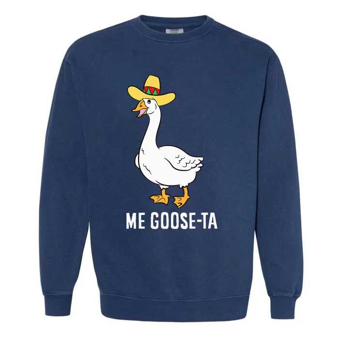 Me Goose Ta Mexican Funny Spanish Goose Pun Garment-Dyed Sweatshirt