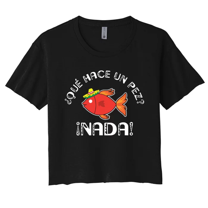 Que Hace Un Pez Funny Gift For Spanish Teachers Women's Crop Top Tee