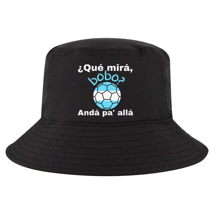 Qué Mira Bobo andá pa' allá funny speech Cool Comfort Performance Bucket Hat