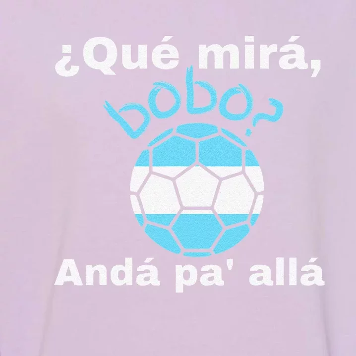 Qué Mira Bobo andá pa' allá funny speech Garment-Dyed Sweatshirt