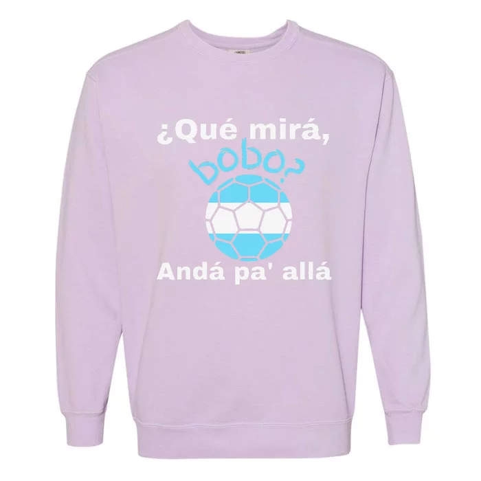 Qué Mira Bobo andá pa' allá funny speech Garment-Dyed Sweatshirt