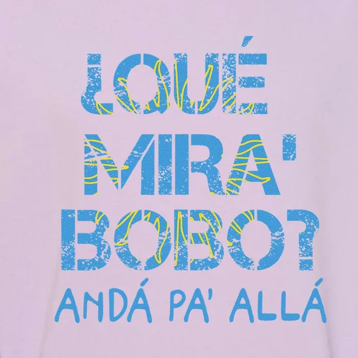 Qué Mira Bobo andá pa' allá funny speech Garment-Dyed Sweatshirt