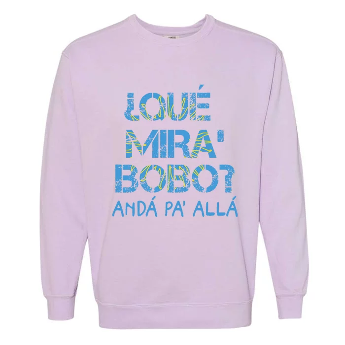 Qué Mira Bobo andá pa' allá funny speech Garment-Dyed Sweatshirt