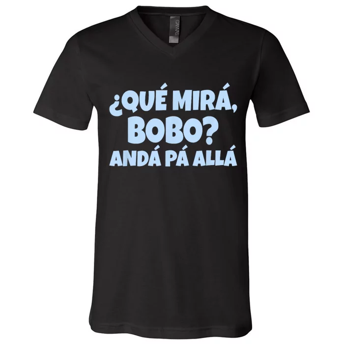 Qué Miras Bobo Qué Mira Bobo Funny Meme V-Neck T-Shirt