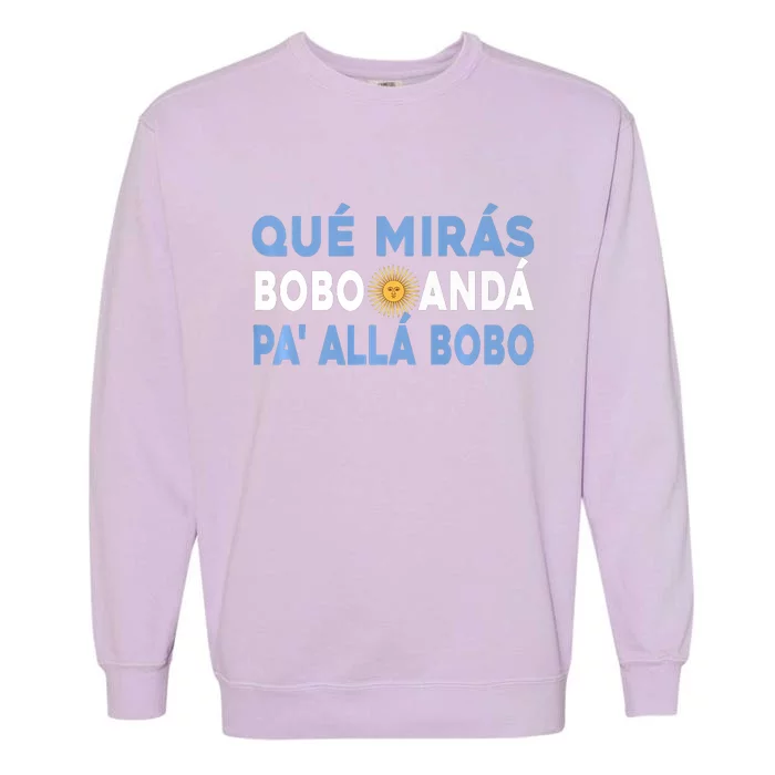 Qué Mirás Bobo, Andá Pa' Allá Funny Sarcastic Speech Garment-Dyed Sweatshirt