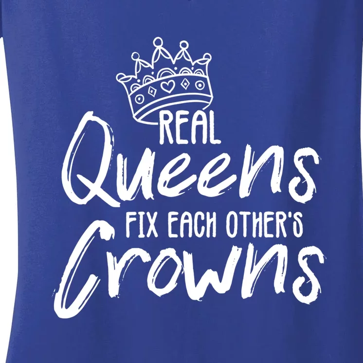 'Real Queens Fix Each Others Crowns' Cute Gift Women's V-Neck T-Shirt