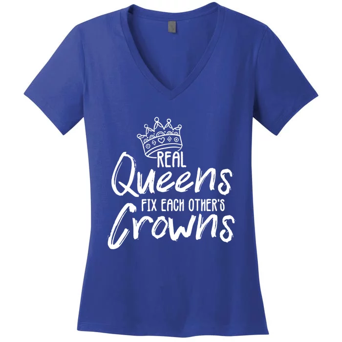 'Real Queens Fix Each Others Crowns' Cute Gift Women's V-Neck T-Shirt