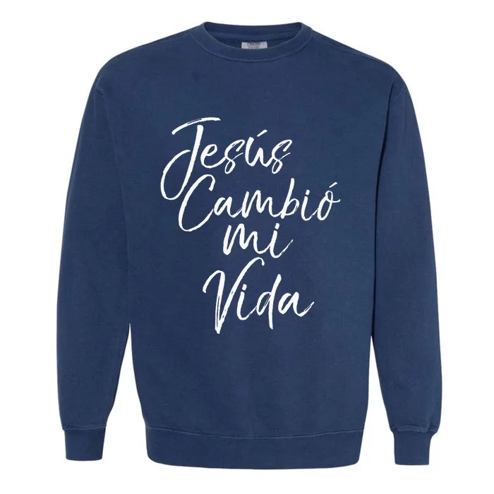 Spanish Christian EspañOl Bible Verse JesúS Cambió Mi Vida Garment-Dyed Sweatshirt