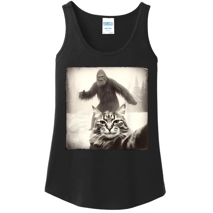 Selfie Cat Finds Bigfoot Sasquatch Funny Cat Bigfoot Photo Ladies Essential Tank