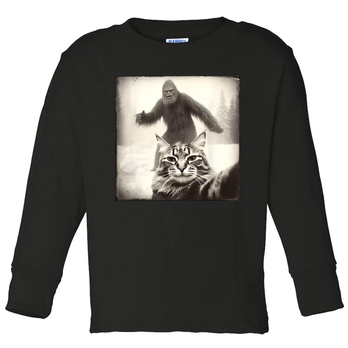 Selfie Cat Finds Bigfoot Sasquatch Funny Cat Bigfoot Photo Toddler Long Sleeve Shirt