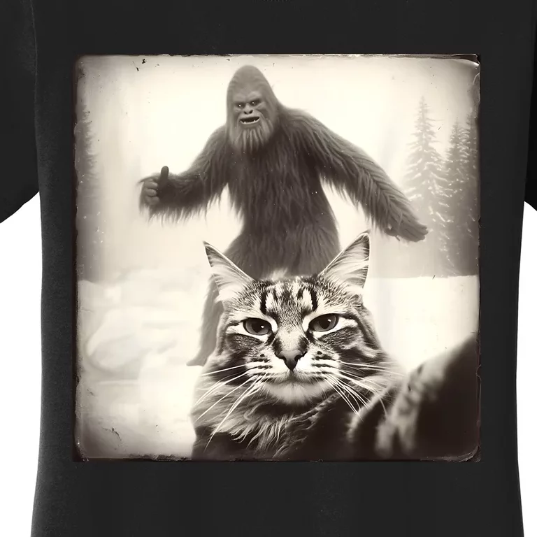 Selfie Cat Finds Bigfoot Sasquatch Funny Cat Bigfoot Photo Women's T-Shirt