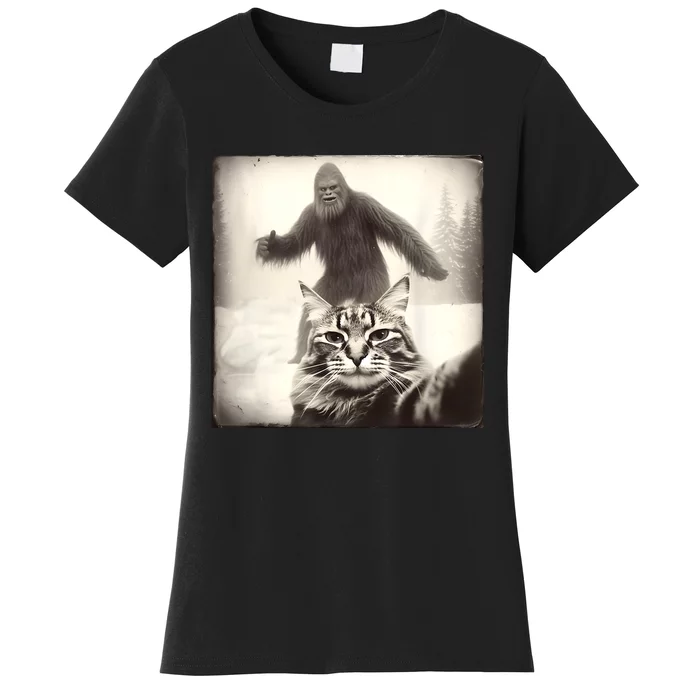 Selfie Cat Finds Bigfoot Sasquatch Funny Cat Bigfoot Photo Women's T-Shirt