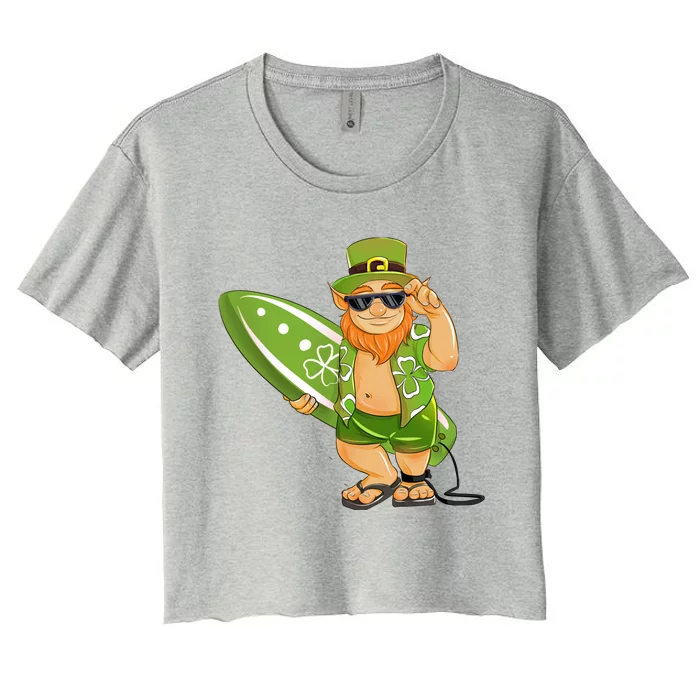 Surfing Leprechaun Hawaiian Surfing St Patricks Day Hawaii Cute Gift Women's Crop Top Tee